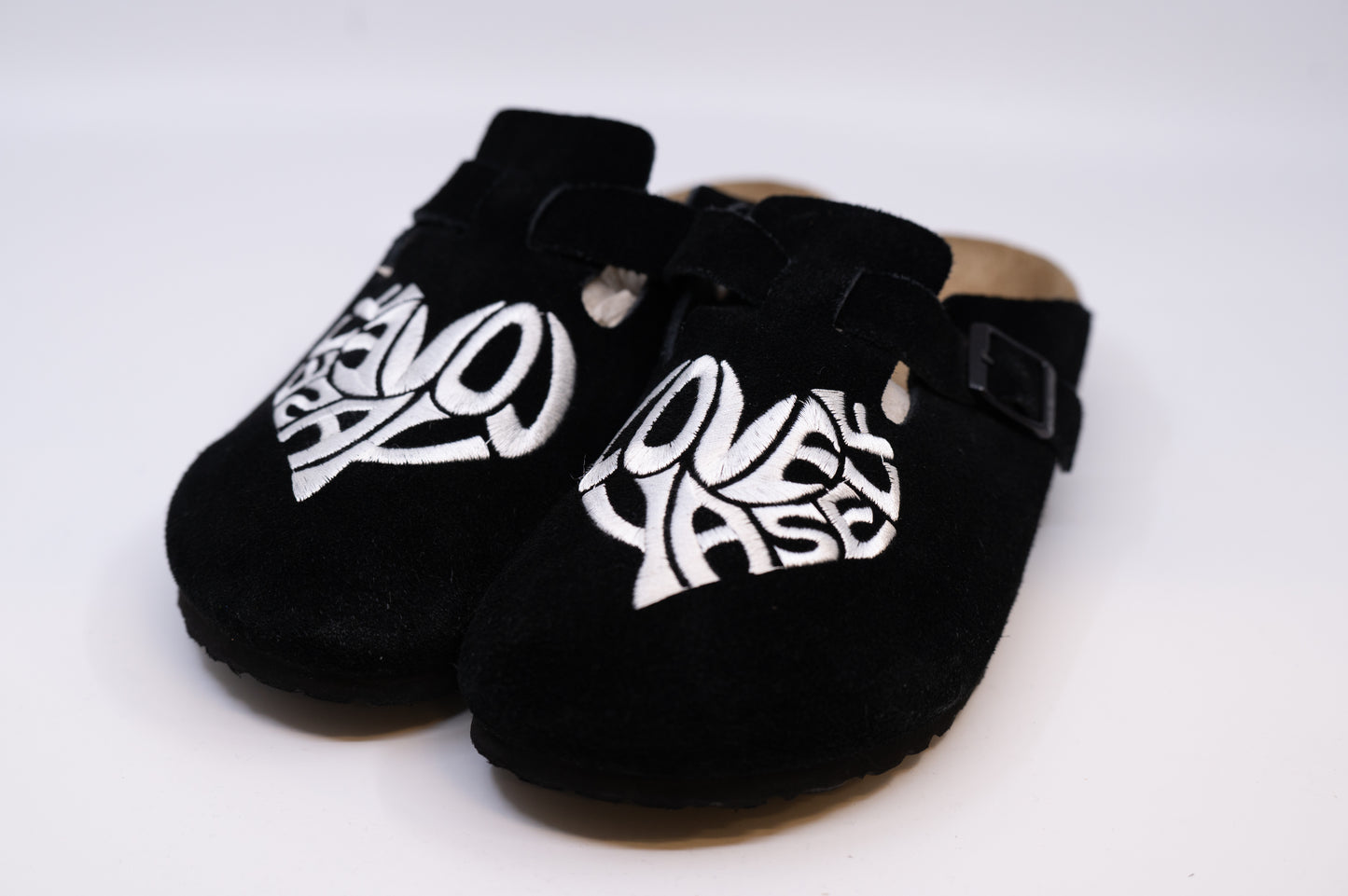 BLACK/WHITE LOVE YASELF CLOGS