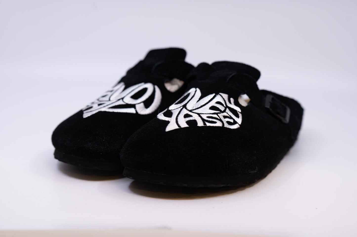 BLACK/WHITE LOVE YASELF CLOGS